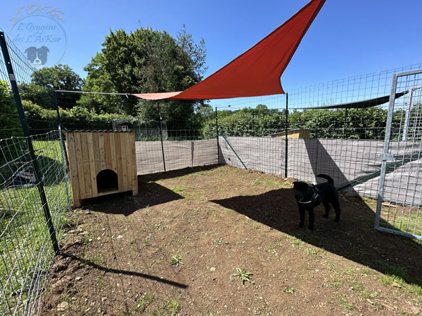 Parc individuel fraîchement engazonné